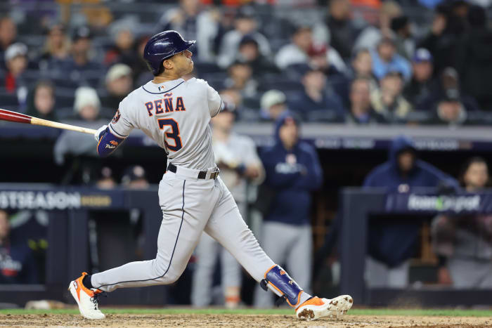 Jeremy Peña swings